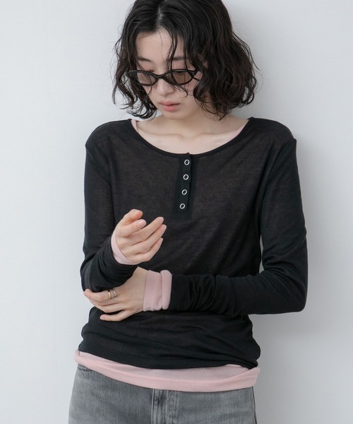 HEILIS(ヘイリス)の「【新色追加】シアーリブヘンリーネックカットソー/長袖 シアー Tシャツ カットソー トップス 春服 秋服 冬服 ネイビー ブルー ベージュ ライム ブラウン ブラック 杢グレー レッド ピンク オフホワイト 白 黒 赤 韓国 ノームコア シンプル カジュアル ガーリー レイヤード インナー(Tシャツ/カットソー・レディース・オフホワイト/ブラック/チャコールグレー/レッド/ピンク/ブラウン/ブルー/ベージュ/ネイビー・FREE)」の3枚目の写真