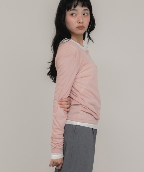 HEILIS(ヘイリス)の「【新色追加】シアーリブヘンリーネックカットソー/長袖 シアー Tシャツ カットソー トップス 春服 秋服 冬服 ネイビー ブルー ベージュ ライム ブラウン ブラック 杢グレー レッド ピンク オフホワイト 白 黒 赤 韓国 ノームコア シンプル カジュアル ガーリー レイヤード インナー(Tシャツ/カットソー・レディース・オフホワイト/ブラック/チャコールグレー/レッド/ピンク/ブラウン/ブルー/ベージュ/ネイビー・FREE)」の20枚目の写真
