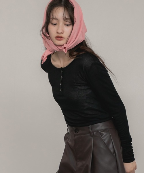 HEILIS(ヘイリス)の「【新色追加】シアーリブヘンリーネックカットソー/長袖 シアー Tシャツ カットソー トップス 春服 秋服 冬服 ネイビー ブルー ベージュ ライム ブラウン ブラック 杢グレー レッド ピンク オフホワイト 白 黒 赤 韓国 ノームコア シンプル カジュアル ガーリー レイヤード インナー(Tシャツ/カットソー・レディース・オフホワイト/ブラック/チャコールグレー/レッド/ピンク/ブラウン/ブルー/ベージュ/ネイビー・FREE)」の10枚目の写真