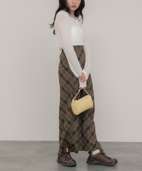 HEILIS(ヘイリス)の「【新色追加】シアーリブヘンリーネックカットソー/長袖 シアー Tシャツ カットソー トップス 春服 秋服 冬服 ネイビー ブルー ベージュ ライム ブラウン ブラック 杢グレー レッド ピンク オフホワイト 白 黒 赤 韓国 ノームコア シンプル カジュアル ガーリー レイヤード インナー(Tシャツ/カットソー・レディース・オフホワイト/ブラック/チャコールグレー/レッド/ピンク/ブラウン/ブルー/ベージュ/ネイビー・FREE)」の11枚目の写真