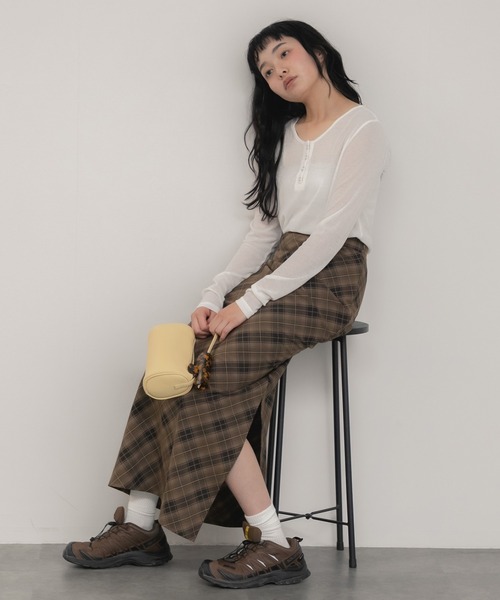 HEILIS(ヘイリス)の「【新色追加】シアーリブヘンリーネックカットソー/長袖 シアー Tシャツ カットソー トップス 春服 秋服 冬服 ネイビー ブルー ベージュ ライム ブラウン ブラック 杢グレー レッド ピンク オフホワイト 白 黒 赤 韓国 ノームコア シンプル カジュアル ガーリー レイヤード インナー(Tシャツ/カットソー・レディース・オフホワイト/ブラック/チャコールグレー/レッド/ピンク/ブラウン/ブルー/ベージュ/ネイビー・FREE)」の13枚目の写真