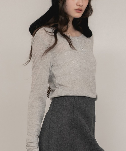 HEILIS(ヘイリス)の「【新色追加】シアーリブヘンリーネックカットソー/長袖 シアー Tシャツ カットソー トップス 春服 秋服 冬服 ネイビー ブルー ベージュ ライム ブラウン ブラック 杢グレー レッド ピンク オフホワイト 白 黒 赤 韓国 ノームコア シンプル カジュアル ガーリー レイヤード インナー(Tシャツ/カットソー・レディース・オフホワイト/ブラック/チャコールグレー/レッド/ピンク/ブラウン/ブルー/ベージュ/ネイビー・FREE)」の14枚目の写真