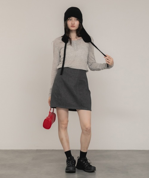 HEILIS(ヘイリス)の「【新色追加】シアーリブヘンリーネックカットソー/長袖 シアー Tシャツ カットソー トップス 春服 秋服 冬服 ネイビー ブルー ベージュ ライム ブラウン ブラック 杢グレー レッド ピンク オフホワイト 白 黒 赤 韓国 ノームコア シンプル カジュアル ガーリー レイヤード インナー(Tシャツ/カットソー・レディース・オフホワイト/ブラック/チャコールグレー/レッド/ピンク/ブラウン/ブルー/ベージュ/ネイビー・FREE)」の16枚目の写真