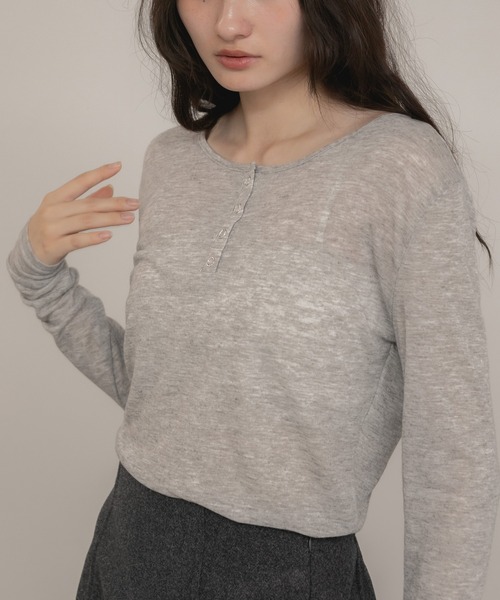 HEILIS(ヘイリス)の「【新色追加】シアーリブヘンリーネックカットソー/長袖 シアー Tシャツ カットソー トップス 春服 秋服 冬服 ネイビー ブルー ベージュ ライム ブラウン ブラック 杢グレー レッド ピンク オフホワイト 白 黒 赤 韓国 ノームコア シンプル カジュアル ガーリー レイヤード インナー(Tシャツ/カットソー・レディース・オフホワイト/ブラック/チャコールグレー/レッド/ピンク/ブラウン/ブルー/ベージュ/ネイビー・FREE)」の18枚目の写真