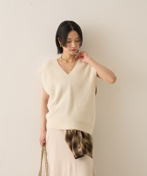 Rouge vif(ルージュヴィフ)の「フォックスウール ニットベスト(ニット/セーター・レディース・アイボリー/ネイビー・フリー)」の3枚目の写真