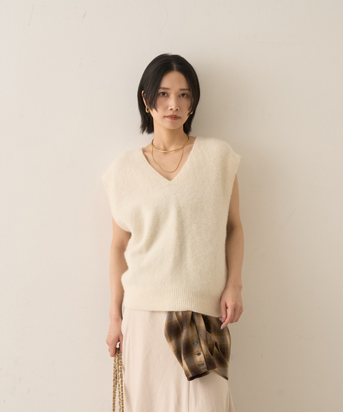 Rouge vif(ルージュヴィフ)の「フォックスウール ニットベスト(ニット/セーター・レディース・アイボリー/ネイビー・フリー)」の4枚目の写真