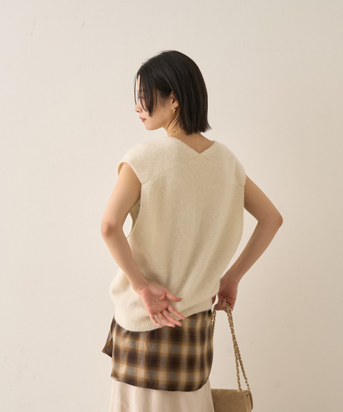 Rouge vif(ルージュヴィフ)の「フォックスウール ニットベスト(ニット/セーター・レディース・アイボリー/ネイビー・フリー)」の6枚目の写真