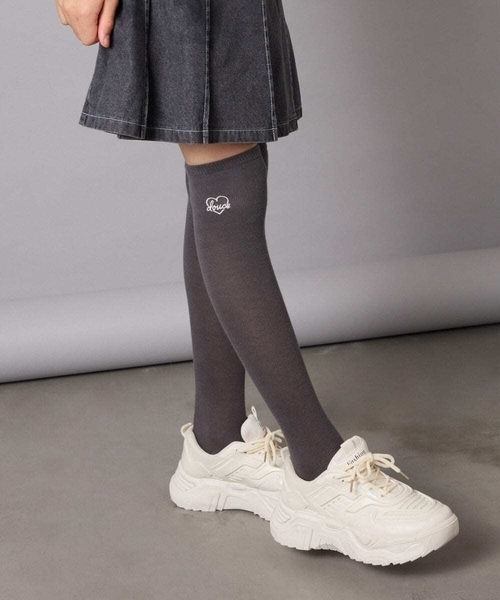 a.v.v（アーヴェヴェ）の「[KIDS]ハート刺繍ニーハイソックス（ソックス/靴下・キッズ・ブラック/グレー・23/20）」の3枚目の写真