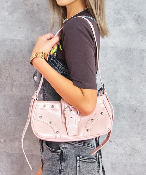 ANAP（アナップ）の「フロント ベルト スタッズ デザイン ショルダー バッグ（ショルダーバッグ・レディース・ブラック/ブラウン/ピンク・ONE SIZE）」の3枚目の写真
