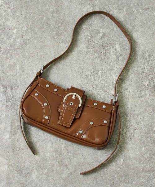 ANAP（アナップ）の「フロント ベルト スタッズ デザイン ショルダー バッグ（ショルダーバッグ・レディース・ブラック/ブラウン/ピンク・ONE SIZE）」の5枚目の写真