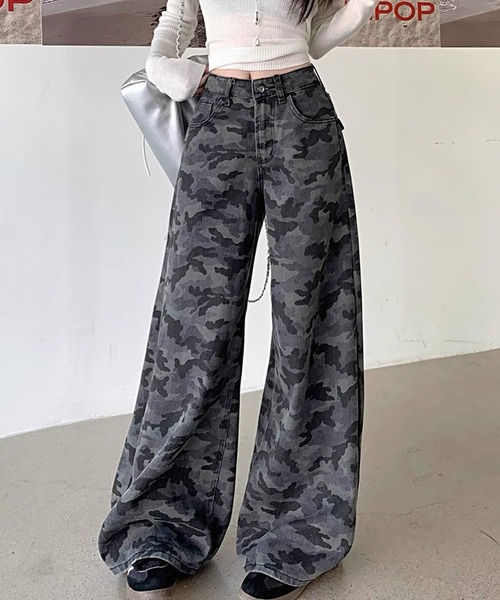 shopnikoniko(ショップニコニコ)の「迷彩柄パンツ ワイドレッグ 迷彩 デニムバギーパンツ(デニムパンツ・レディース・カモフラージュ・フリー)」の1枚目の写真