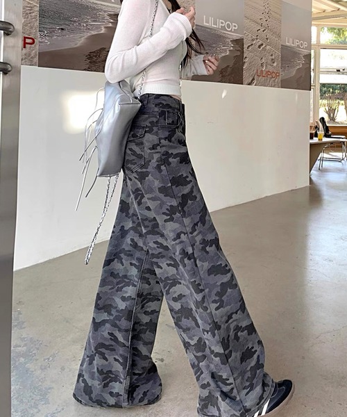 shopnikoniko(ショップニコニコ)の「迷彩柄パンツ ワイドレッグ 迷彩 デニムバギーパンツ(デニムパンツ・レディース・カモフラージュ・フリー)」の2枚目の写真