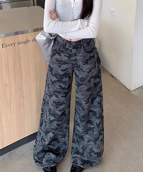shopnikoniko(ショップニコニコ)の「迷彩柄パンツ ワイドレッグ 迷彩 デニムバギーパンツ(デニムパンツ・レディース・カモフラージュ・フリー)」の8枚目の写真