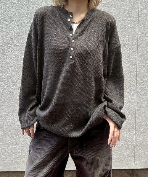 Chikashitsu +（チカシツプラス）の「【Chikashitsu +】light touch henley neck knit / 【チカシツプラス】ライトタッチへンリーネックニット（ニット/セーター・メンズ・ホワイト/チャコール・ONE SIZE）」の2枚目の写真
