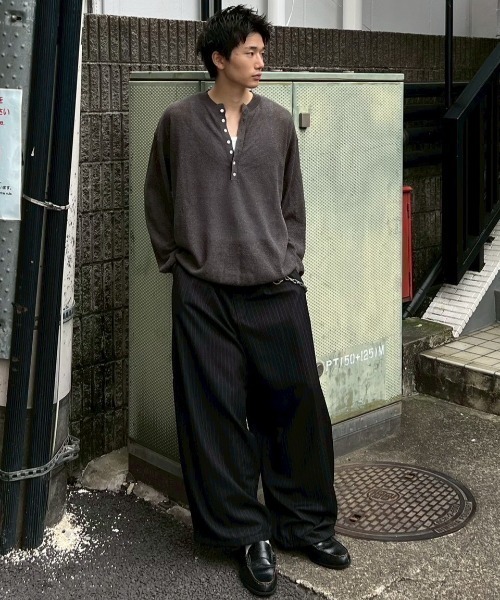 Chikashitsu +（チカシツプラス）の「【Chikashitsu +】light touch henley neck knit / 【チカシツプラス】ライトタッチへンリーネックニット（ニット/セーター・メンズ・ホワイト/チャコール・ONE SIZE）」の13枚目の写真