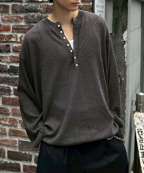 Chikashitsu +（チカシツプラス）の「【Chikashitsu +】light touch henley neck knit / 【チカシツプラス】ライトタッチへンリーネックニット（ニット/セーター・メンズ・ホワイト/チャコール・ONE SIZE）」の17枚目の写真