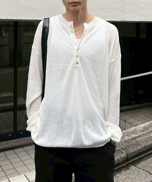 Chikashitsu +（チカシツプラス）の「【Chikashitsu +】light touch henley neck knit / 【チカシツプラス】ライトタッチへンリーネックニット（ニット/セーター・メンズ・ホワイト/チャコール・ONE SIZE）」の5枚目の写真
