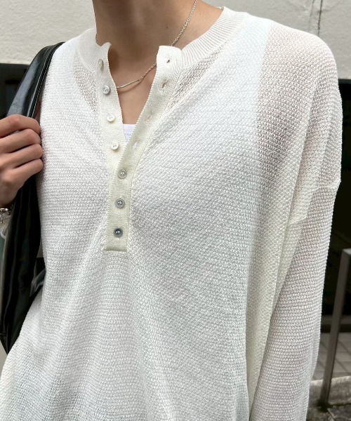 Chikashitsu +（チカシツプラス）の「【Chikashitsu +】light touch henley neck knit / 【チカシツプラス】ライトタッチへンリーネックニット（ニット/セーター・メンズ・ホワイト/チャコール・ONE SIZE）」の6枚目の写真