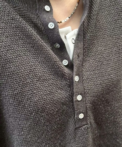 Chikashitsu +（チカシツプラス）の「【Chikashitsu +】light touch henley neck knit / 【チカシツプラス】ライトタッチへンリーネックニット（ニット/セーター・メンズ・ホワイト/チャコール・ONE SIZE）」の20枚目の写真