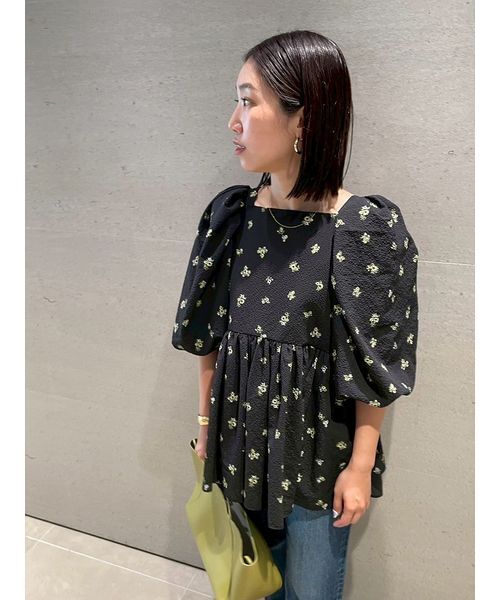 Mila Owen(ミラオーウェン)の「バックリボンバルーンスリーブチュニック(シャツ/ブラウス・レディース・ブラック/ライトブルー/ホワイト・1/0)」の1枚目の写真