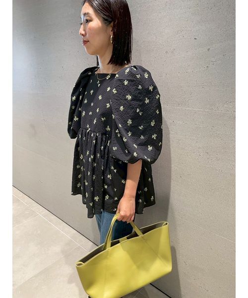 Mila Owen(ミラオーウェン)の「バックリボンバルーンスリーブチュニック(シャツ/ブラウス・レディース・ブラック/ライトブルー/ホワイト・1/0)」の5枚目の写真