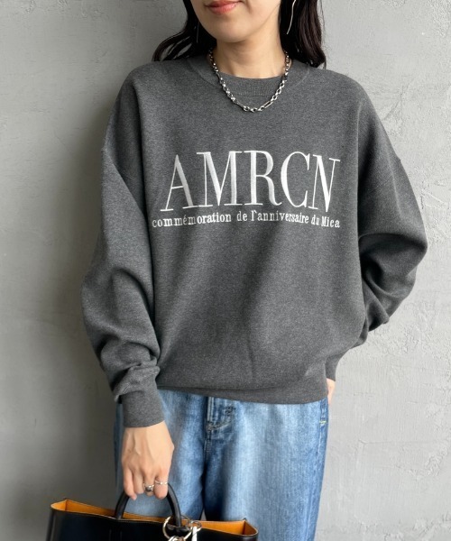 MICA&DEAL（マイカ＆ディール）の「[MICA&DEAL/マイカアンドディール] AMERICANAxMICA ロゴ刺繍ニット（ニット/セーター・レディース・ネイビー/キャメル/グレー・F）」の2枚目の写真