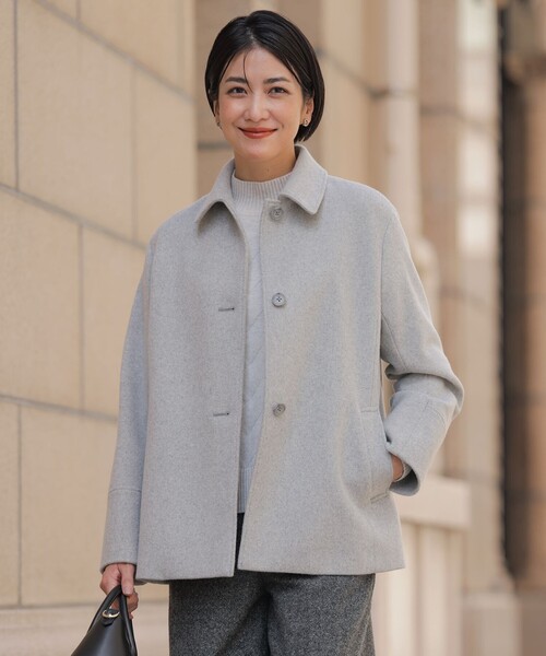 J.PRESS Ladies(J.プレス レディス)の「ショートビーバー ショート丈 ステンカラー コート(ステンカラーコート・レディース・ベージュ系/ライトグレー系/ダルブルー系/ネイビー系・S/XS)」の1枚目の写真