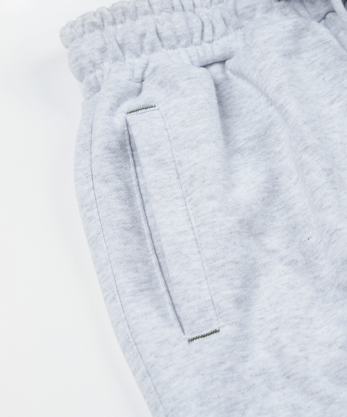 FRIZMWORKS(フリズムワークス)の「COVER STITCH SWEAT PANTS _ WHITE MELANGE(スウェットパンツ・メンズ・その他・MEDIUM/LARGE/X-LARGE/SMALL)」の4枚目の写真