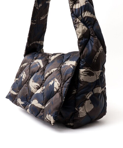 TAION（タイオン）の「【TAION / タイオン】MILITARY MESSENGER DOWN BAG M（ショルダーバッグ・メンズ・ブラック/ブラウン系その他/ダークネイビー・FREE）」の12枚目の写真