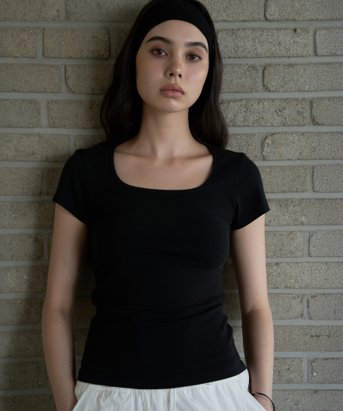 DEAR,ME（ディアミー）の「スリムフィットスクエアネックTシャツ[ブラック]（Tシャツ/カットソー・レディース・その他・SMALL/MEDIUM/LARGE）」の2枚目の写真