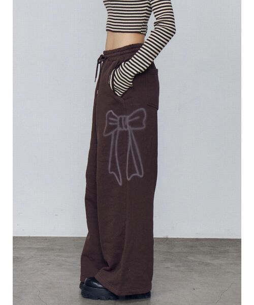 EMODA（エモダ）の「リボングラフィックスウェットパンツ（スウェットパンツ・レディース・ブラウン/グレー・MEDIUM/SMALL）」の11枚目の写真