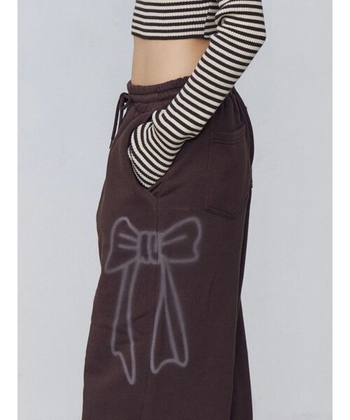 EMODA（エモダ）の「リボングラフィックスウェットパンツ（スウェットパンツ・レディース・ブラウン/グレー・MEDIUM/SMALL）」の12枚目の写真