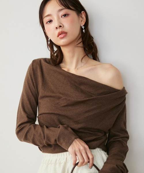 krahe(クレーエ)の「ドレープオフショルプルオーバー(Tシャツ/カットソー・レディース・ブラウン/アイボリー/グレー/ブラック・FREE)」の4枚目の写真
