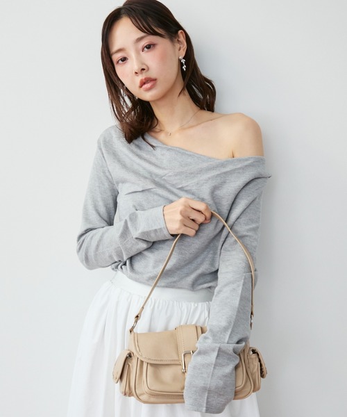krahe(クレーエ)の「ドレープオフショルプルオーバー(Tシャツ/カットソー・レディース・ブラウン/アイボリー/グレー/ブラック・FREE)」の3枚目の写真