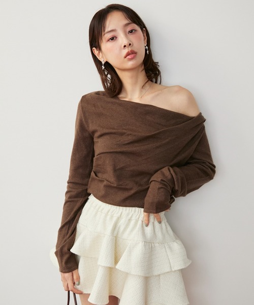 krahe(クレーエ)の「ドレープオフショルプルオーバー(Tシャツ/カットソー・レディース・ブラウン/アイボリー/グレー/ブラック・FREE)」の5枚目の写真