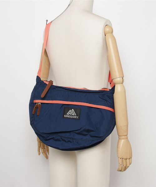 GREGORY(グレゴリー)の「サッチェルM SATCHEL M V3 ディープネイビーXピンク(ショルダーバッグ・メンズ・ネイビー系・ONE SIZE)」の2枚目の写真