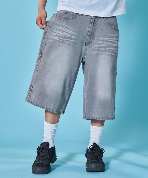 SEQUENZ(シークエンズ)の「※WEB限定 / ヴィンテージ加工 / スタッズデニムショートパンツ / sqnz washed denim shorts(その他パンツ・メンズ・ライトブルー/ブラック/グレー・SMALL/LARGE/MEDIUM)」の6枚目の写真