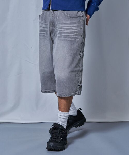 SEQUENZ(シークエンズ)の「※WEB限定 / ヴィンテージ加工 / スタッズデニムショートパンツ / sqnz washed denim shorts(その他パンツ・メンズ・ライトブルー/ブラック/グレー・SMALL/LARGE/MEDIUM)」の4枚目の写真