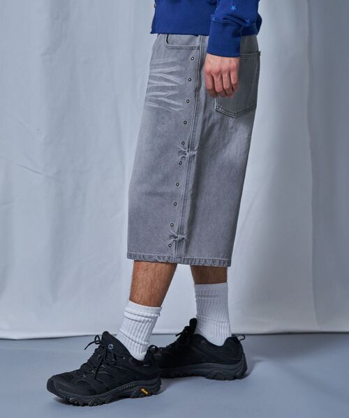 SEQUENZ(シークエンズ)の「※WEB限定 / ヴィンテージ加工 / スタッズデニムショートパンツ / sqnz washed denim shorts(その他パンツ・メンズ・ライトブルー/ブラック/グレー・SMALL/LARGE/MEDIUM)」の14枚目の写真