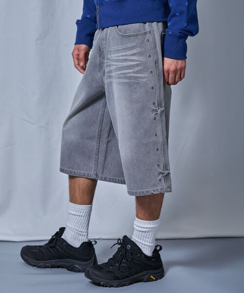 SEQUENZ(シークエンズ)の「※WEB限定 / ヴィンテージ加工 / スタッズデニムショートパンツ / sqnz washed denim shorts(その他パンツ・メンズ・ライトブルー/ブラック/グレー・SMALL/LARGE/MEDIUM)」の15枚目の写真
