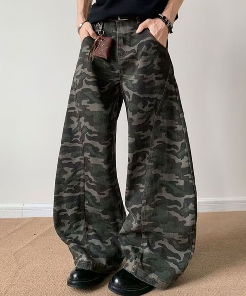 WYZ wear(ダブリューワイジィーウェア)の「カモフラージュ柄カーブワイドパンツ/ユニセックス(その他パンツ・メンズ・カモフラージュ・M/L/XL)」の2枚目の写真
