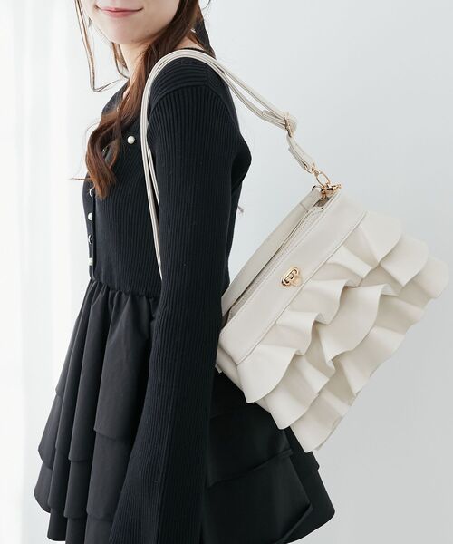 MAJESTIC LEGON（マジェスティックレゴン）の「フリルマルチポケットショルダーバッグ（ショルダーバッグ・レディース・ブラック/アイボリー/ピンク・FREE）」の5枚目の写真