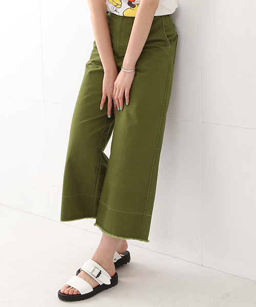 Ray BEAMS（レイビームス）の「Ray BEAMS / カットオフ クロップドパンツ（その他パンツ・レディース・オリーブ/ダークブラウン・0/1）」の2枚目の写真