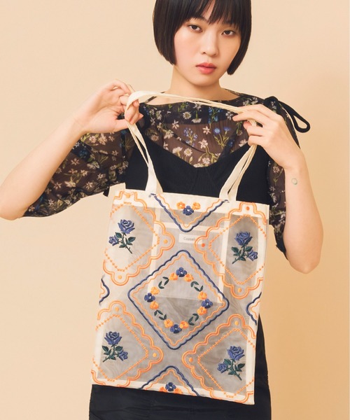 Casselini(キャセリーニ)の「Casselini(キャセリーニ)チュール刺繍トート(トートバッグ・レディース・レッド/ブルー/アイボリー/ブラック・FREE)」の2枚目の写真