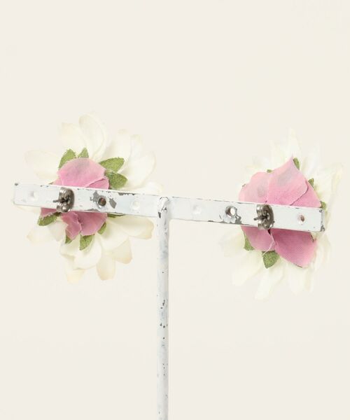 CHACO （FLOWER ACCESSORY）（チャコ）の「CHACO/ホワイトマーガレットピアス（ピアス（両耳用）・レディース・ホワイト・FREE）」の2枚目の写真