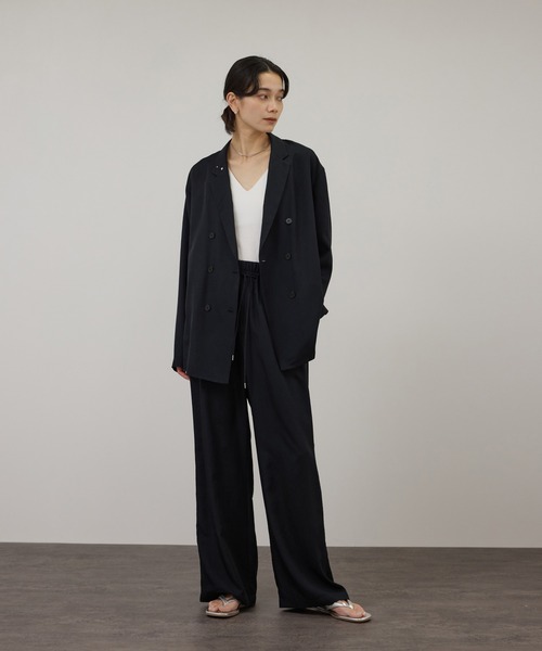 SALON adam et rope'(サロン アダム エ ロペ)の「アセテートツイルダブルジャケット(テーラードジャケット・レディース・ブラック/ベージュ系その他・FREE)」の4枚目の写真