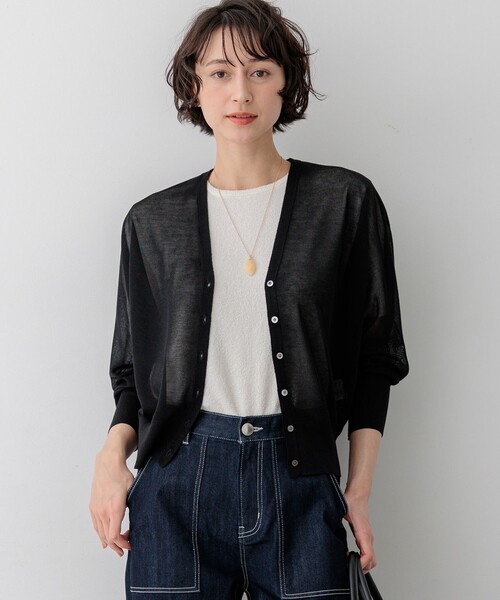 23区(ニジュウサンク)の「シャイニーシアー ドルマンスリーブ カーディガン(カーディガン/ボレロ・レディース・ネイビー系/ライトグレー系/ベージュ系/スカイブルー系/ブラック系・38)」の2枚目の写真