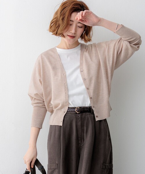 23区(ニジュウサンク)の「シャイニーシアー ドルマンスリーブ カーディガン(カーディガン/ボレロ・レディース・ネイビー系/ライトグレー系/ベージュ系/スカイブルー系/ブラック系・38)」の3枚目の写真