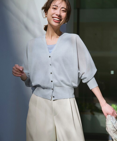 23区(ニジュウサンク)の「シャイニーシアー ドルマンスリーブ カーディガン(カーディガン/ボレロ・レディース・ネイビー系/ライトグレー系/ベージュ系/スカイブルー系/ブラック系・38)」の4枚目の写真