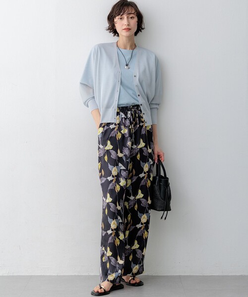 23区(ニジュウサンク)の「シャイニーシアー ドルマンスリーブ カーディガン(カーディガン/ボレロ・レディース・ネイビー系/ライトグレー系/ベージュ系/スカイブルー系/ブラック系・38)」の8枚目の写真